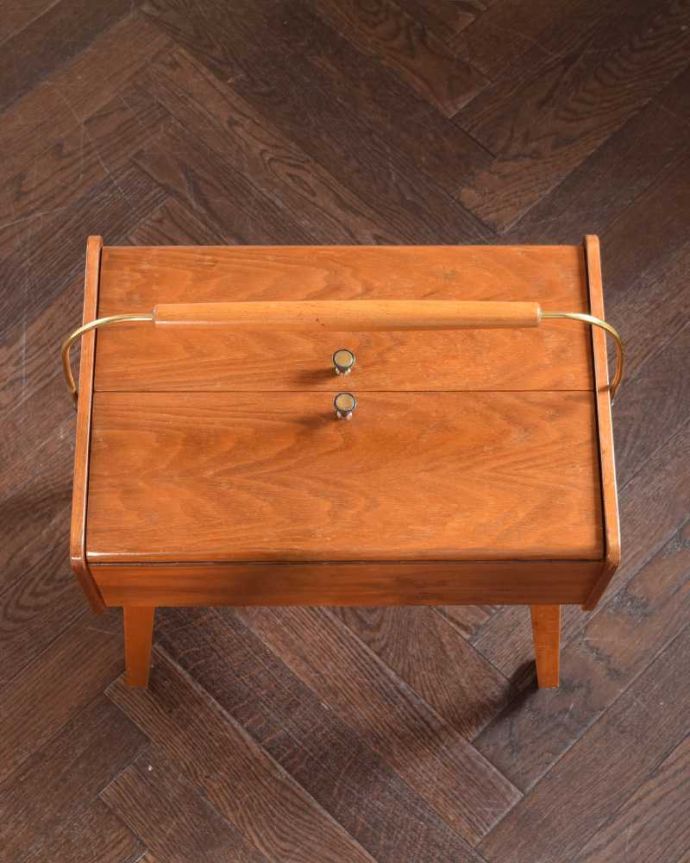 ソーイングボックス アンティーク家具 脚が長くてかっこいいイギリスで見つけた、アンティークソーイングボックス(裁縫箱) 。上から見ると・・・キレイに修復しましたが、アンティークは新品ではないので経年変化による傷がある場合があります。(k-2386-f)