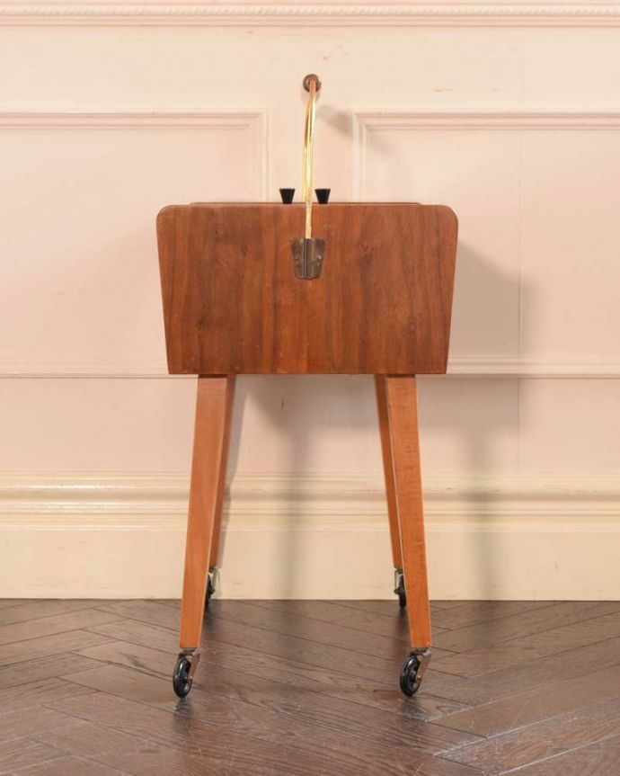 ソーイングボックス アンティーク家具 脚が長くてかっこいいイギリスで見つけた、アンティークソーイングボックス(裁縫箱) 。横から見ると・・・グルッと360度、どの角度から見てもキレイに仕上げました。(k-2386-f)