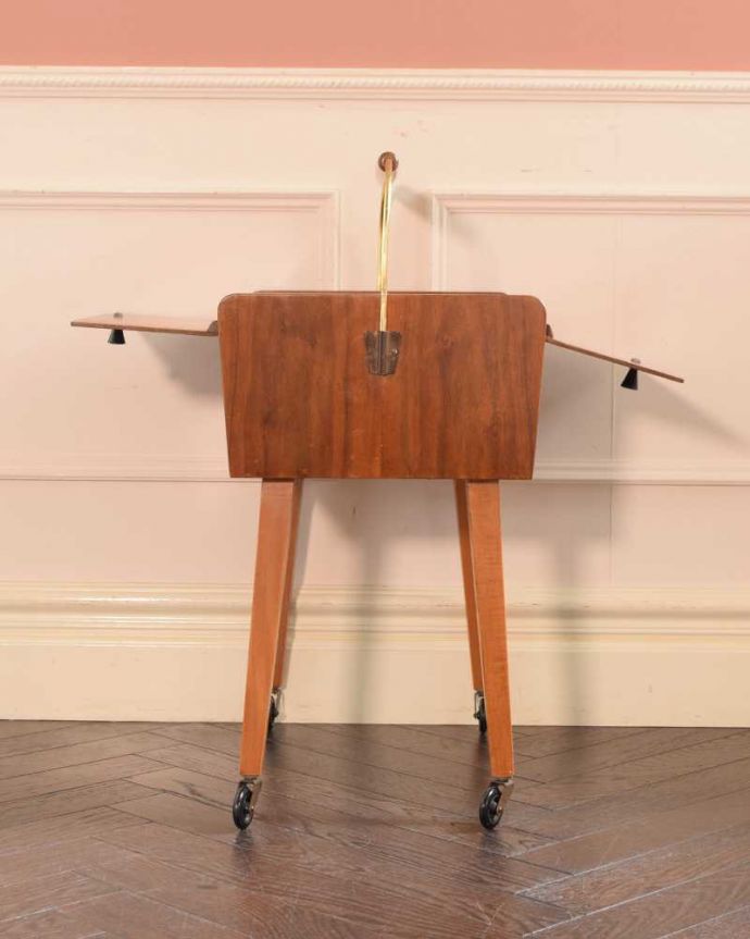 ソーイングボックス アンティーク家具 脚が長くてかっこいいイギリスで見つけた、アンティークソーイングボックス(裁縫箱) 。横から見てもスッキリどこから見てもスッキリとしてステキなヴィンテージ家具。(k-2386-f)