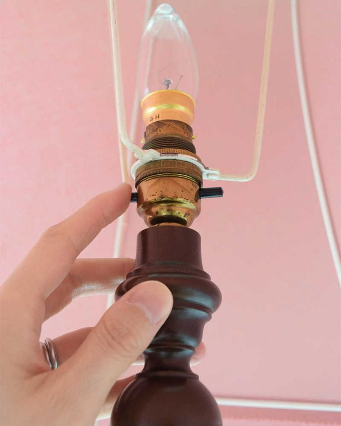 スタンドライト　照明・ライティング　英国輸入のスタンド照明、美しいアンティークフロアランプ（Ｂ22シャンデリア球付） 。。(k-2387-f)