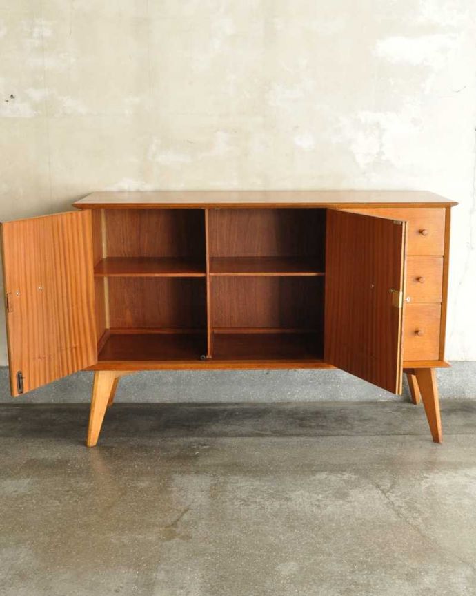 G-PLAN(Gプラン)　アンティーク家具　北欧スタイルの暮らしにヴィンテージ家具、G-PLANのサイドボード。扉の奥はたっぷり収納扉を開けると、中にはたっぷりの収納。(k-2388-f)