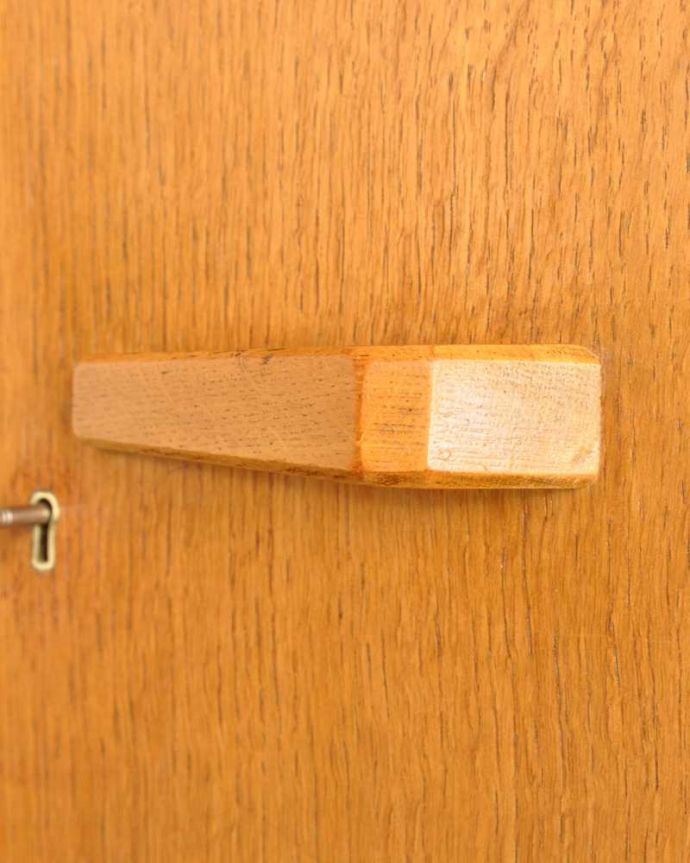 G-PLAN(Gプラン)　アンティーク家具　北欧スタイルの暮らしにヴィンテージ家具、G-PLANのサイドボード。扉の木目があたたかさを演出クールなデザインなのに、なんだかほっとするあたたかさ。(k-2388-f)