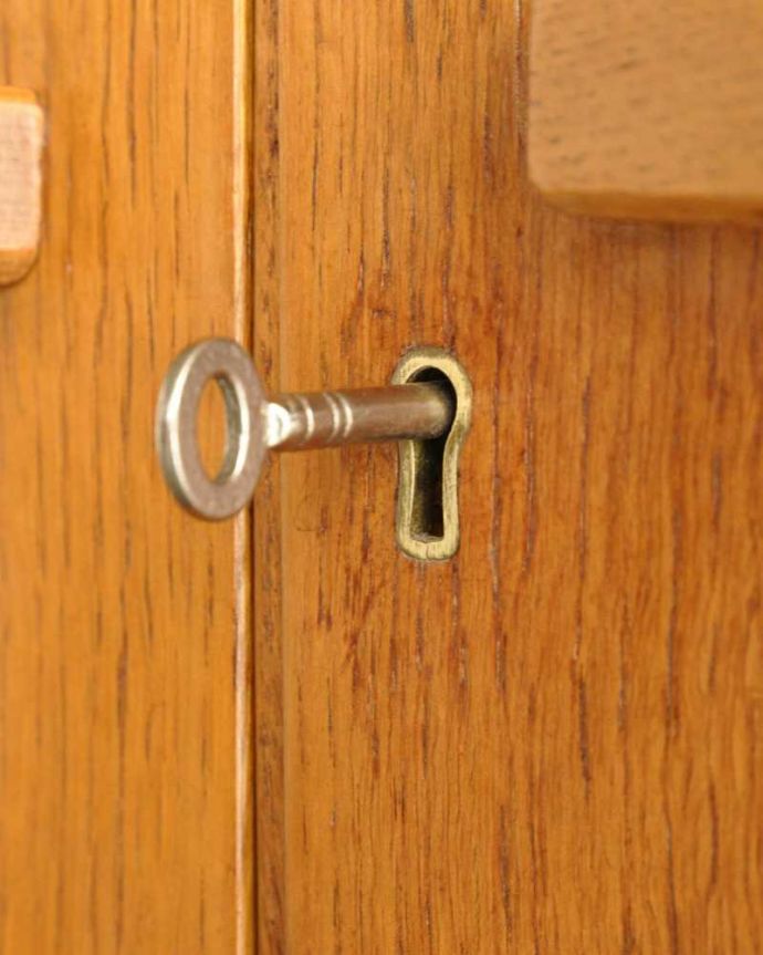 G-PLAN(Gプラン)　アンティーク家具　北欧スタイルの暮らしにヴィンテージ家具、G-PLANのサイドボード。鍵も付いていますもちろん使えるように修復したので、大切なものはこの中に入れて下さい。(k-2388-f)