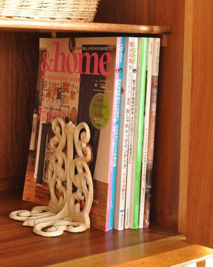 G-PLAN(Gプラン)　アンティーク家具　北欧スタイルの暮らしにヴィンテージ家具、G-PLANのサイドボード。扉の中は収納たっぷりA4サイズの雑誌までしっかり収納出来ちゃう大きさ。(k-2388-f)