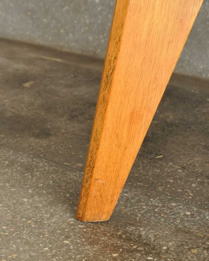 G-PLAN(Gプラン)　アンティーク家具　北欧スタイルの暮らしにヴィンテージ家具、G-PLANのサイドボード。スッキリとした脚の裏には…Handleの家具の脚裏にはフェルトキーパーをお付けしています。(k-2388-f)