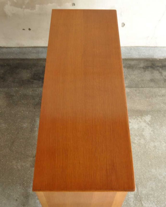 G-PLAN(Gプラン)　アンティーク家具　北欧スタイルの暮らしにヴィンテージ家具、G-PLANのサイドボード。天板の塗装もキレイに仕上げましたヴィンテージの家具は修復方法が様々。(k-2388-f)