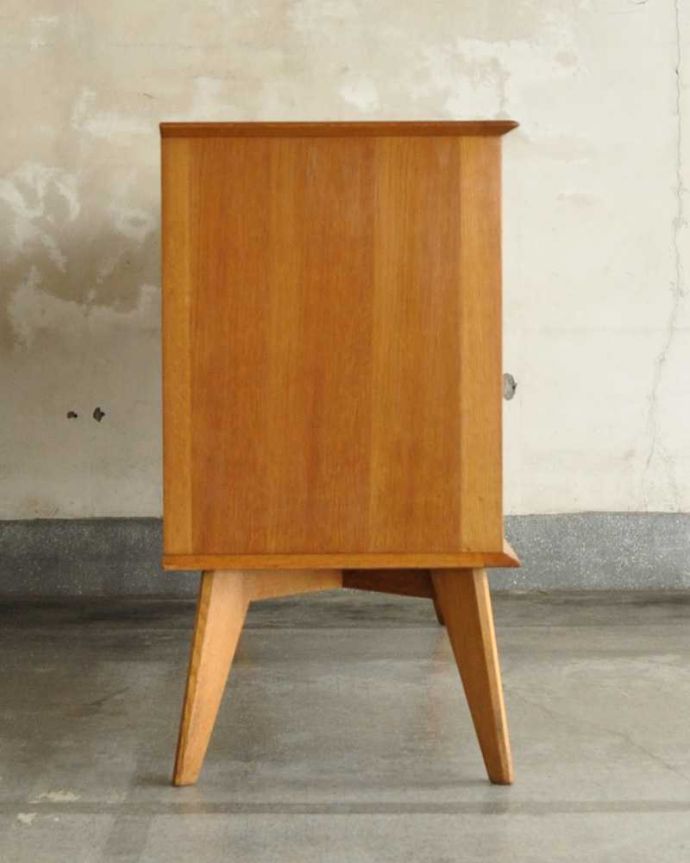 G-PLAN(Gプラン)　アンティーク家具　北欧スタイルの暮らしにヴィンテージ家具、G-PLANのサイドボード。横から見てもスッキリどこから見てもスッキリとしてステキなヴィンテージ。(k-2388-f)