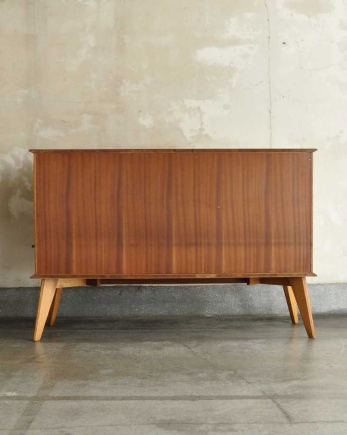 G-PLAN(Gプラン)　アンティーク家具　北欧スタイルの暮らしにヴィンテージ家具、G-PLANのサイドボード。もちろん後ろ姿もキレイですビンテージは新品ではないので、もちろん経年変化によるキズはあります。(k-2388-f)