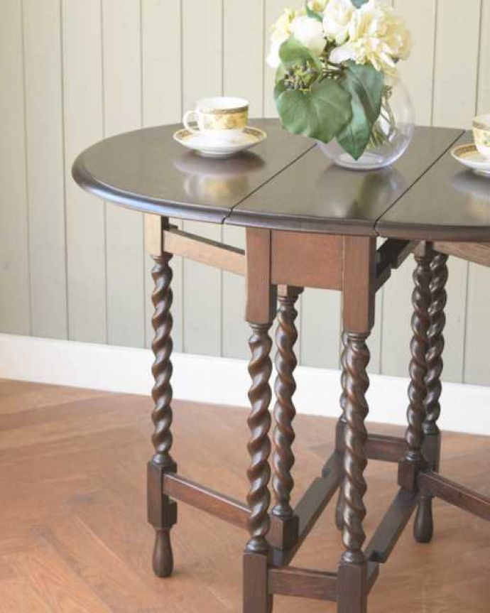 アンティークのテーブル　アンティーク家具　英国らしいアンティーク家具、コンパクトなサイズが魅力の伸張式ゲートレッグテーブル。自慢はやっぱりゲート（門）のような脚まるでゲート（門）が開くような脚の形から名前が付けられたゲートレッグテーブル。(k-2389-f)