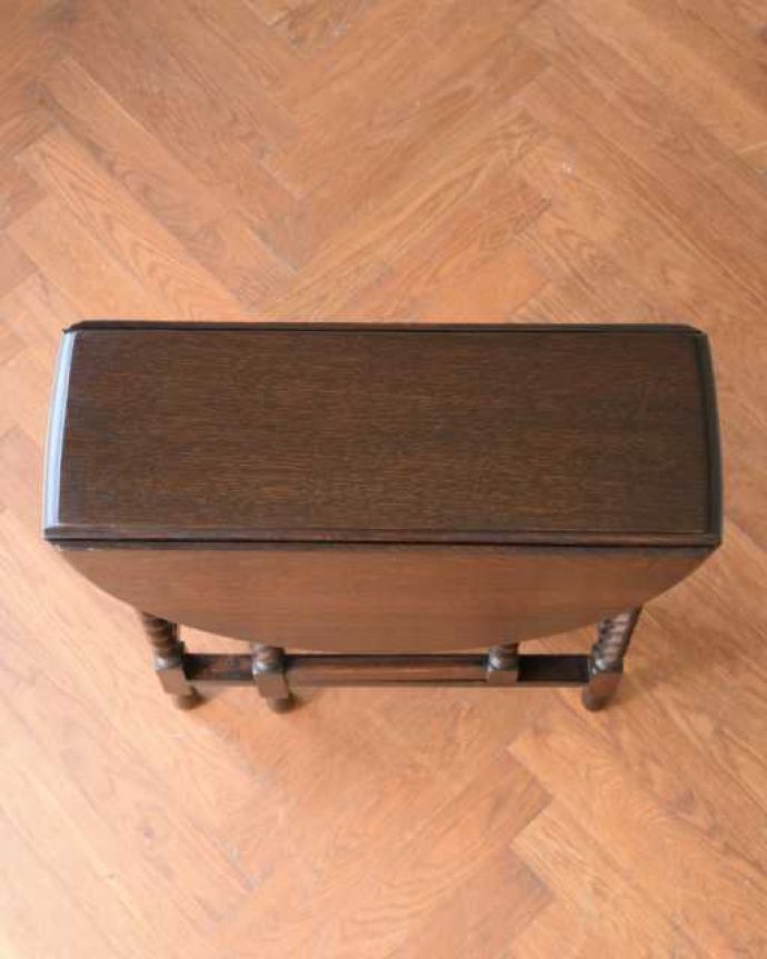 アンティークのテーブル　アンティーク家具　英国らしいアンティーク家具、コンパクトなサイズが魅力の伸張式ゲートレッグテーブル。畳むとこんなにスリムなサイズリーフを閉じた状態のテーブルを上から見るとこんな感じ。(k-2389-f)
