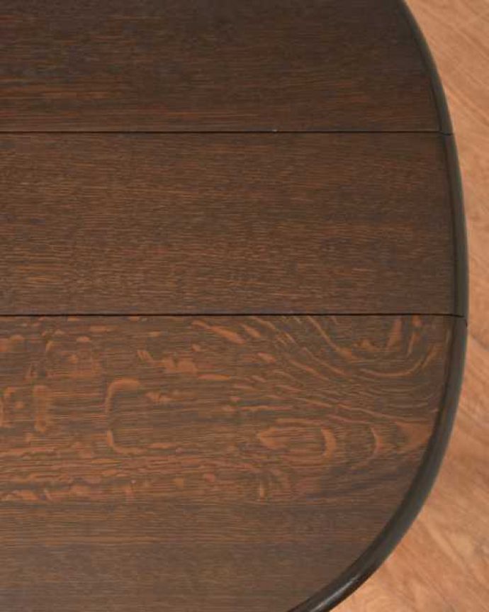 アンティークのテーブル　アンティーク家具　英国らしいアンティーク家具、コンパクトなサイズが魅力の伸張式ゲートレッグテーブル。近づいて見てみると･･･時間と手間暇を掛けて職人が丁寧にお直しした天板は、木目も美しいんです。(k-2389-f)