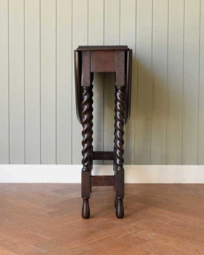 アンティークのテーブル　アンティーク家具　英国らしいアンティーク家具、コンパクトなサイズが魅力の伸張式ゲートレッグテーブル。意外にコンパクト昔、使わないとき壁にピタッと付けて収納出来るように作られたテーブル。(k-2389-f)