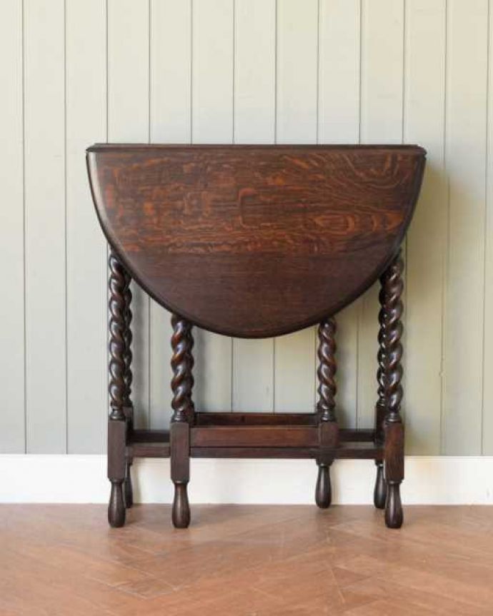 アンティークのテーブル　アンティーク家具　英国らしいアンティーク家具、コンパクトなサイズが魅力の伸張式ゲートレッグテーブル。クルッと回転。(k-2389-f)