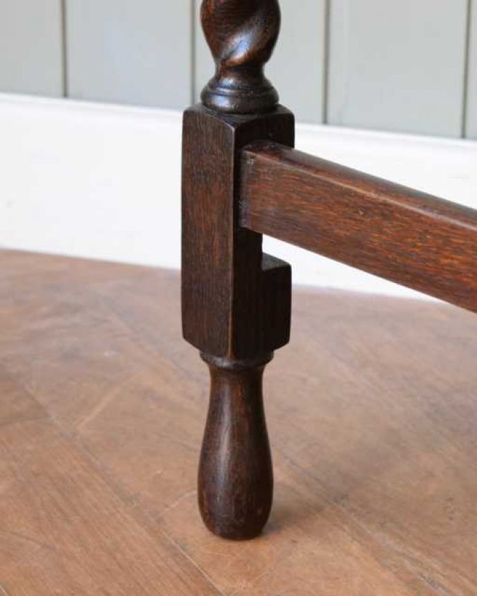 アンティークのテーブル　アンティーク家具　英国らしいアンティーク家具、コンパクトなサイズが魅力の伸張式ゲートレッグテーブル。持ち上げなくても移動できます！Handleのアンティークは、脚の裏にフェルトキーパーをお付けしていますので、持ち上げなくても床を滑らせて移動させることが出来ます。(k-2389-f)