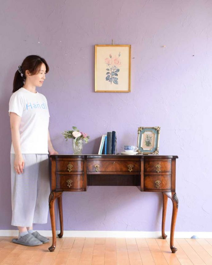 アンティークのデスク・書斎机　アンティーク家具　革張り天板のゴージャスな英国家具、美脚のアンティークライティングデスク（机）。優雅な雰囲気に包まれるエレガントなデスク気品が漂う大人のためのアンティークデスクは、置いてあるだけで優雅な雰囲気です。(k-2390-f)