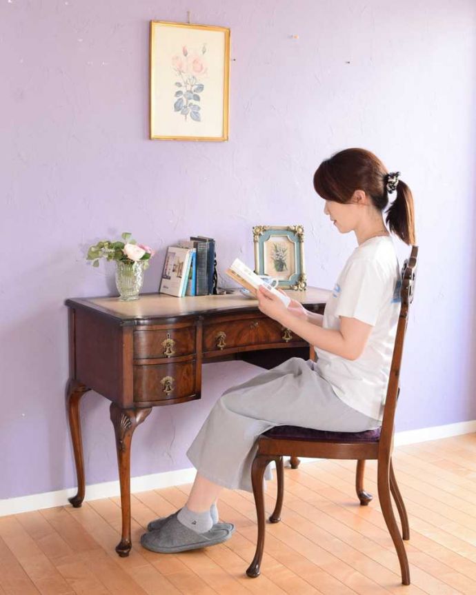 アンティークのデスク・書斎机　アンティーク家具　革張り天板のゴージャスな英国家具、美脚のアンティークライティングデスク（机）。自分だけのちょっと贅沢な時間大人のデスクに座るだけで自分だけの時間が作れるから、毎日がちょっとだけ贅沢になります。(k-2390-f)