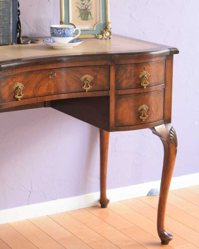 アンティークのデスク・書斎机　アンティーク家具　革張り天板のゴージャスな英国家具、美脚のアンティークライティングデスク（机）。アンティークらしい銘木の木目の美しさ本来、機能的に使われる家具デスクも、アンティークだと木目の美しさが楽しめる家具に。(k-2390-f)