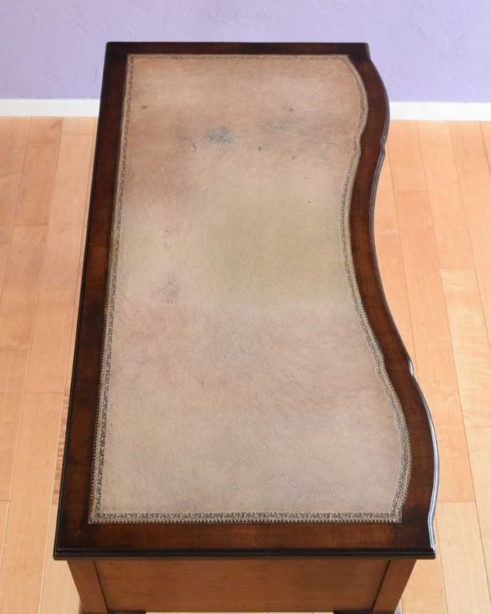 アンティークのデスク・書斎机　アンティーク家具　革張り天板のゴージャスな英国家具、美脚のアンティークライティングデスク（机）。天板もピカピカにお直ししました。(k-2390-f)