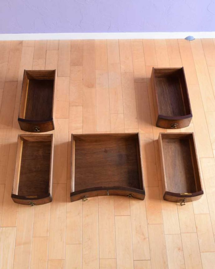 アンティークのデスク・書斎机　アンティーク家具　革張り天板のゴージャスな英国家具、美脚のアンティークライティングデスク（机）。引き出しの中もキレイに修復しました！もちろん引き出しの中も職人がキレイにお直しました。(k-2390-f)