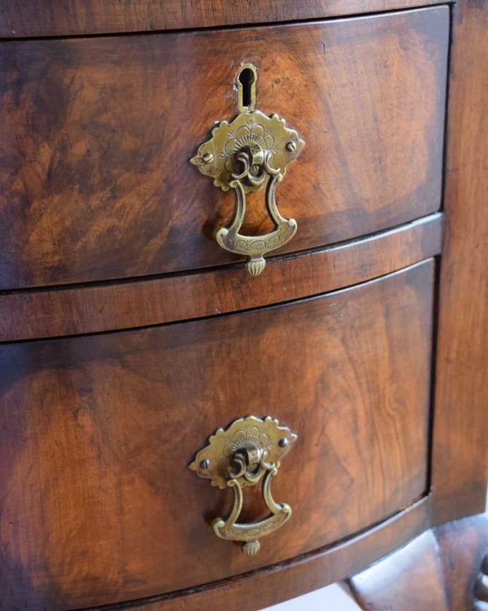 アンティークのデスク・書斎机　アンティーク家具　革張り天板のゴージャスな英国家具、美脚のアンティークライティングデスク（机）。アンティークらしい取っ手取っ手のデザインもアンティーク家具は美しいんです。(k-2390-f)