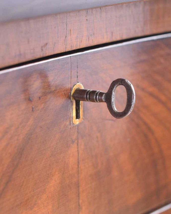 アンティークのデスク・書斎机　アンティーク家具　革張り天板のゴージャスな英国家具、美脚のアンティークライティングデスク（机）。鍵が付いていますもちろん使えるように調整したので、クルっと回して引き出しを開けてください。(k-2390-f)