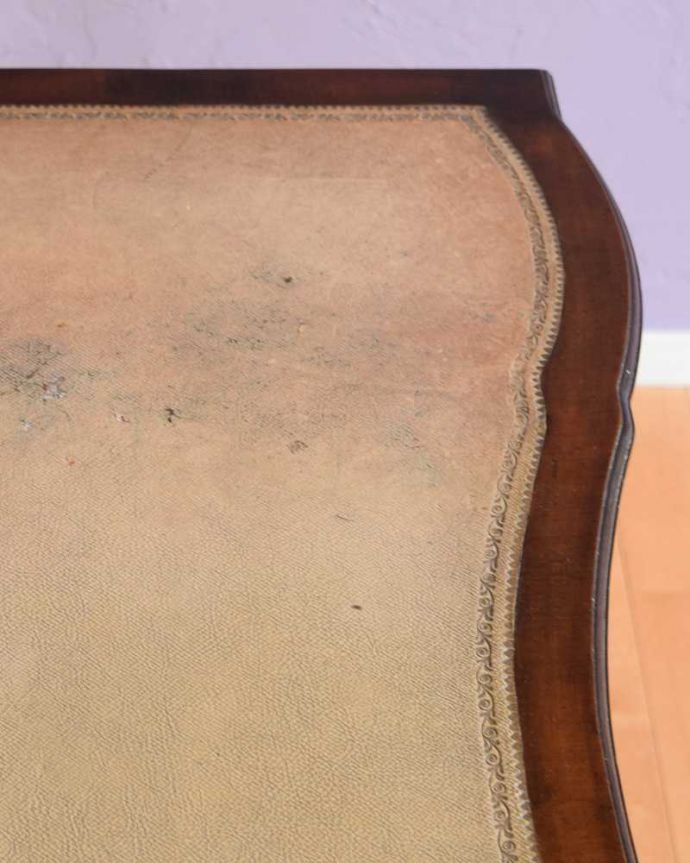 アンティークのデスク・書斎机　アンティーク家具　革張り天板のゴージャスな英国家具、美脚のアンティークライティングデスク（机）。天板を近くから見ると･･･デスクは天板を使う家具なので、キレイにお直ししました。(k-2390-f)