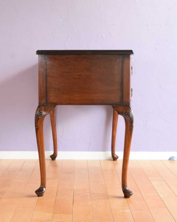 アンティークのデスク・書斎机　アンティーク家具　革張り天板のゴージャスな英国家具、美脚のアンティークライティングデスク（机）。横顔も美しいですもちろん横から見られても自信があります。(k-2390-f)