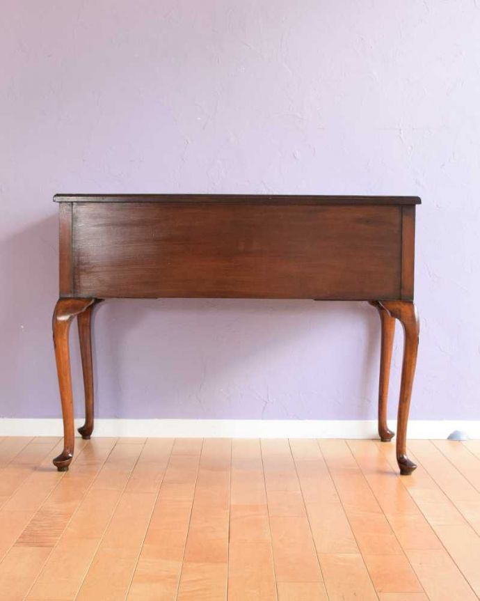 アンティークのデスク・書斎机　アンティーク家具　革張り天板のゴージャスな英国家具、美脚のアンティークライティングデスク（机）。後ろ姿もキレイなんです。(k-2390-f)