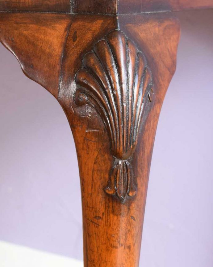 アンティークのデスク・書斎机　アンティーク家具　革張り天板のゴージャスな英国家具、美脚のアンティークライティングデスク（机）。惚れ惚れするような美しさとっても堅い無垢材に一体どうやって彫っていったんでしょう？アンティークらしく細かい彫りを眺めているだけでうっとりしてしまいます。(k-2390-f)