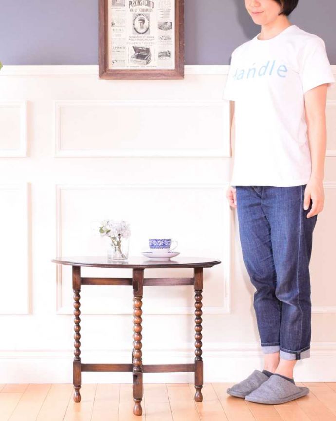 アンティークのテーブル　アンティーク家具　折りたたみも出来て便利、アンティークのフォールディングテーブル。使う時に天板をセット！便利な折りたたみ式のテーブルティルトップテーブルは、使う時に天板をセットするだけで、あっという間にテーブルに早変わりしちゃうんです。(k-2391-f)