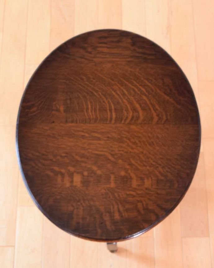 アンティークのテーブル　アンティーク家具　折りたたみも出来て便利、アンティークのフォールディングテーブル。テーブルを上から見ると、こんな感じです。(k-2391-f)