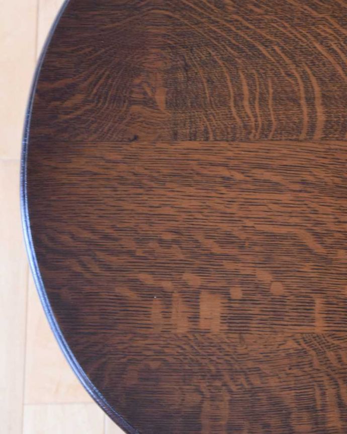 アンティークのテーブル　アンティーク家具　折りたたみも出来て便利、アンティークのフォールディングテーブル。ピッカピカに修復しました☆天板の塗装は職人がキレイに修復しているので、とてもキレイです！安心して使って下さい。(k-2391-f)