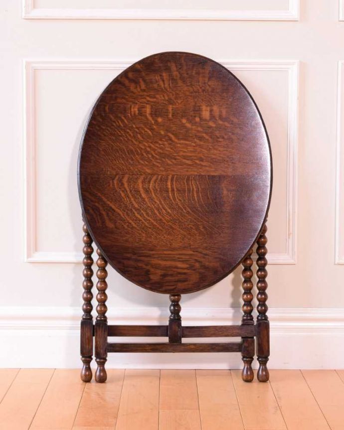 アンティークのテーブル　アンティーク家具　折りたたみも出来て便利、アンティークのフォールディングテーブル。立てて見ると、スクリーン畳んだ所を正面から見るとこんな感じ。(k-2391-f)