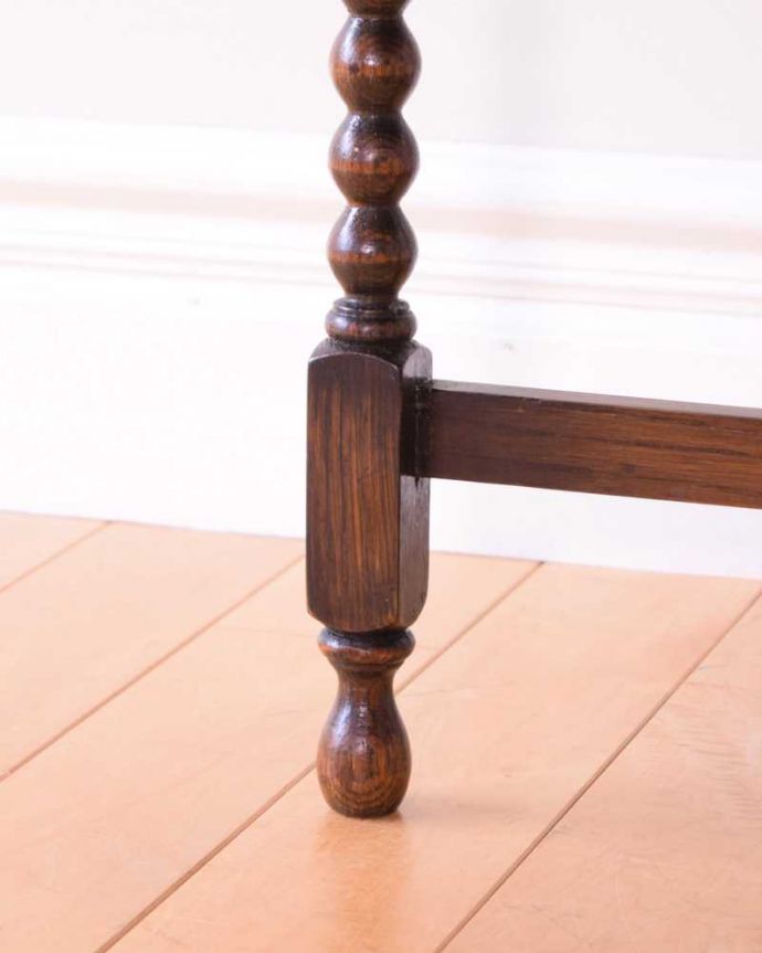 アンティークのテーブル　アンティーク家具　折りたたみも出来て便利、アンティークのフォールディングテーブル。持ち上げなくても移動できます！Handleのアンティークは、脚の裏にフェルトキーパーをお付けしていますので、床を滑らせてれば女性1人でも移動が簡単です。(k-2391-f)