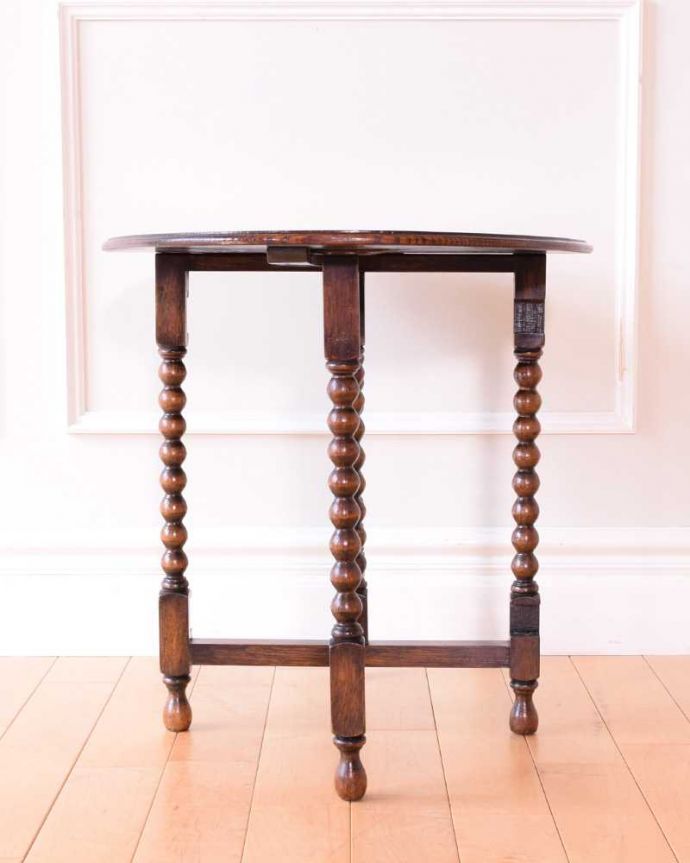 アンティークのテーブル　アンティーク家具　折りたたみも出来て便利、アンティークのフォールディングテーブル。サイドはこんな感じ横から見るとこんな感じ。(k-2391-f)