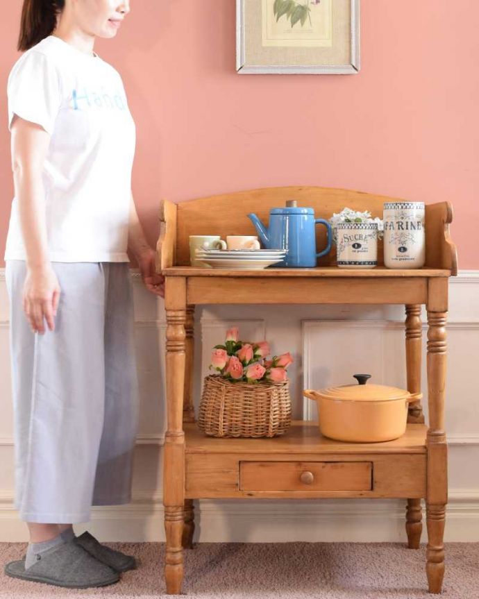 サイドボード　アンティーク家具　アンティークのイギリスの家具、引き出し付きのウォッシュスタンド（洗面台） 。アンティークでしか手に入らない家具まだ水道の発達していない時代に使われたウォッシュスタンドは、現代では必要がないもの。(k-2392-f)