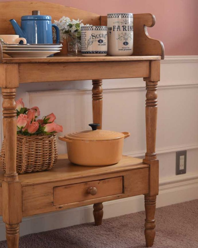 サイドボード　アンティーク家具　アンティークのイギリスの家具、引き出し付きのウォッシュスタンド（洗面台） 。ポコポコっとした可愛らしい脚脚のデザインもぬくもりあるやさしいデザイン。(k-2392-f)