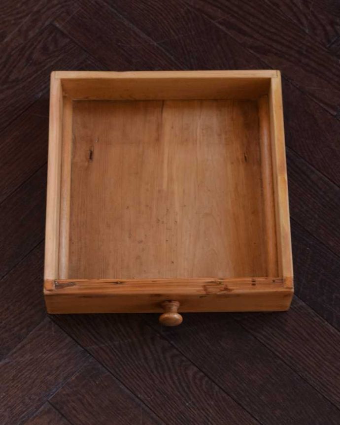 サイドボード　アンティーク家具　アンティークのイギリスの家具、引き出し付きのウォッシュスタンド（洗面台） 。実は、すっごく時間がかかっていますオールドパイン材の家具は、とにかく引き出しの中を直すのに手間暇をかけています。(k-2392-f)