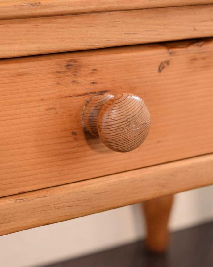 サイドボード　アンティーク家具　アンティークのイギリスの家具、引き出し付きのウォッシュスタンド（洗面台） 。開ける度にワクワク･･･引き出しの取っ手も可愛いデザイン。(k-2392-f)