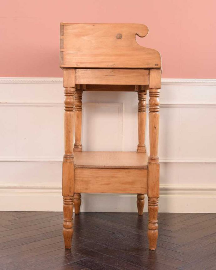 サイドボード　アンティーク家具　アンティークのイギリスの家具、引き出し付きのウォッシュスタンド（洗面台） 。横から見てもステキもちろん、横から見てもキレイに仕上がっているので、いろんな場所に置いて使って下さい。(k-2392-f)