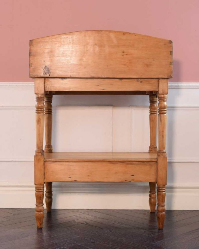 サイドボード　アンティーク家具　アンティークのイギリスの家具、引き出し付きのウォッシュスタンド（洗面台） 。後ろ姿にも自信がありますアンティークは新品ではないので、経年変化によるキズはありますが、専門の職人がキレイにお直しをしているので、後姿までキレイです。(k-2392-f)