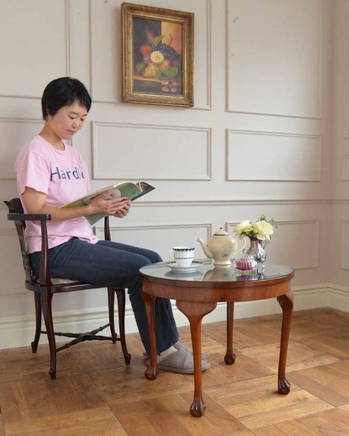 アンティークのテーブル アンティーク家具 イギリスから輸入したアンティーク家具、ガラストップで仕上げた美しい天板のコーヒーテーブル 。優雅な時間が過ごせる英国スタイルのコーヒーテーブルどんな場所に置いても美しいデザインでみんなを魅了する英国アンティーク。(k-2393-f)