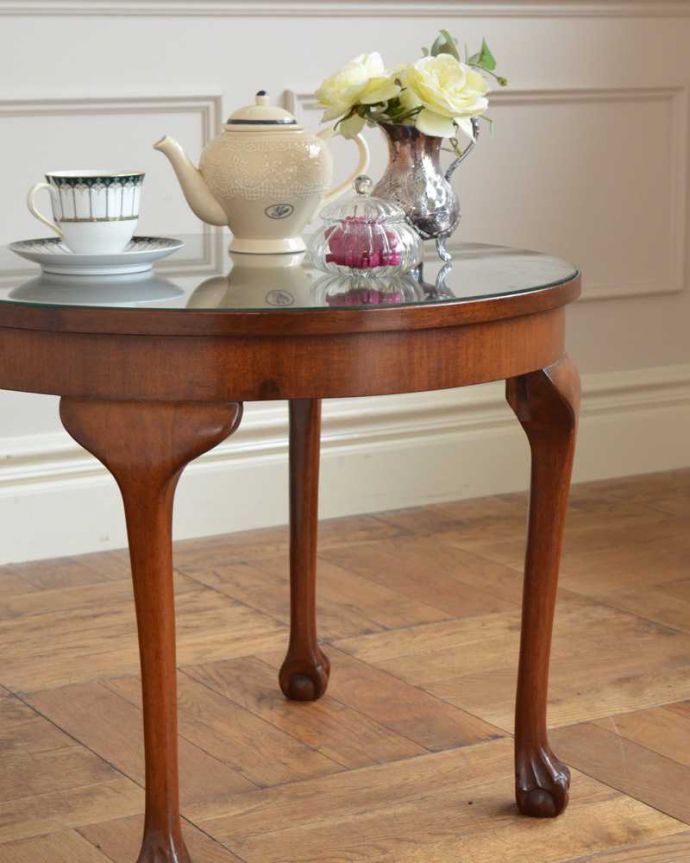 アンティークのテーブル アンティーク家具 イギリスから輸入したアンティーク家具、ガラストップで仕上げた美しい天板のコーヒーテーブル 。英国らしいデザインのうつくしさにうっとり・・・脚のデザインだけ見ても、アンティークらしさが感じられるんです。(k-2393-f)