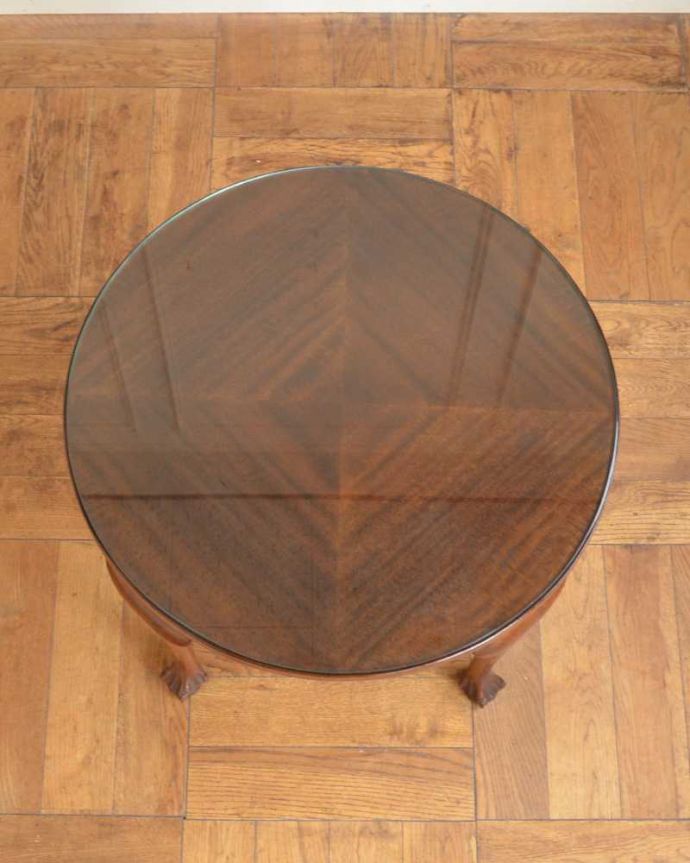 アンティークのテーブル アンティーク家具 イギリスから輸入したアンティーク家具、ガラストップで仕上げた美しい天板のコーヒーテーブル 。天板を上から見ると・・・コーヒーテーブルの天板は毎日使う場所だから専門の職人がしっかり修復しました。(k-2393-f)