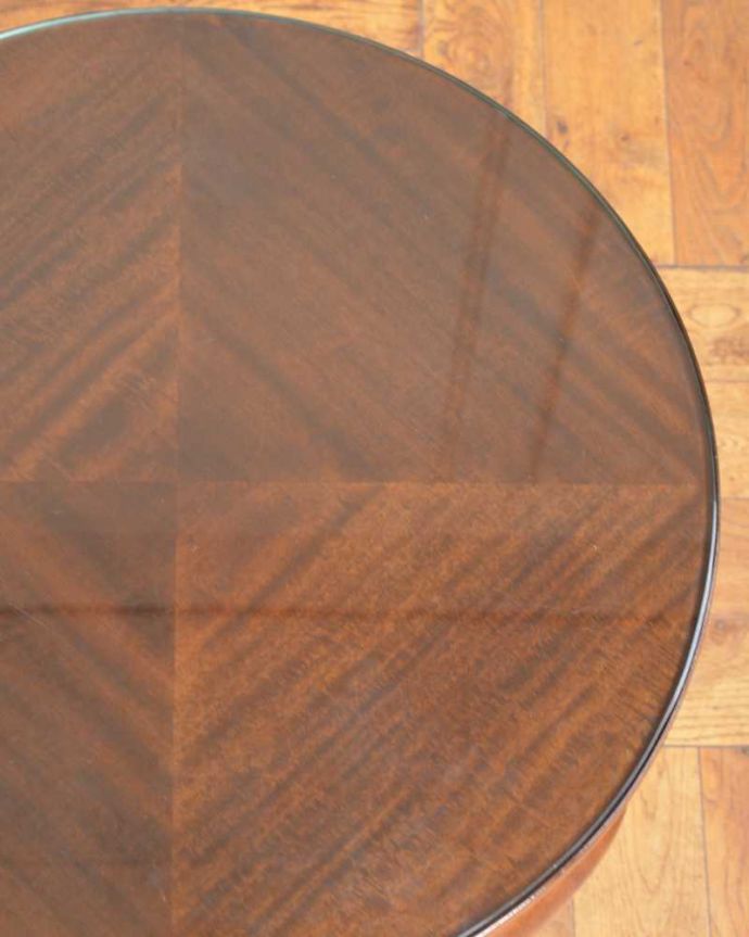 アンティークのテーブル アンティーク家具 イギリスから輸入したアンティーク家具、ガラストップで仕上げた美しい天板のコーヒーテーブル 。近づいて見てみると・・・アンティークはもちろん新品ではないので小さなキズや汚れはありますが、キレイにお直ししたので満足して頂ける自信があります!。(k-2393-f)