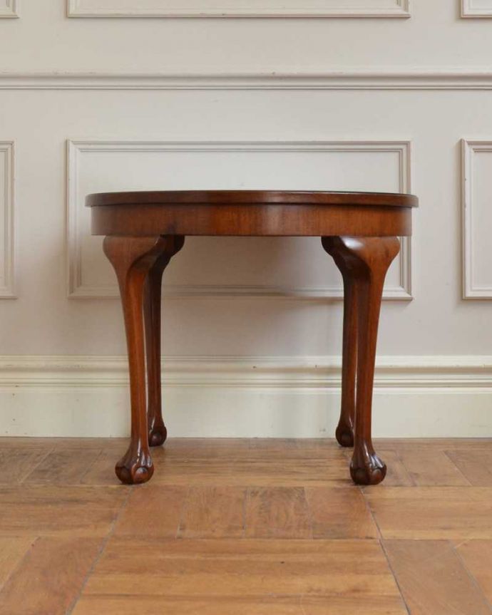 アンティークのテーブル アンティーク家具 イギリスから輸入したアンティーク家具、ガラストップで仕上げた美しい天板のコーヒーテーブル 。横から見た姿もステキ横から見るとこんな感じ。(k-2393-f)