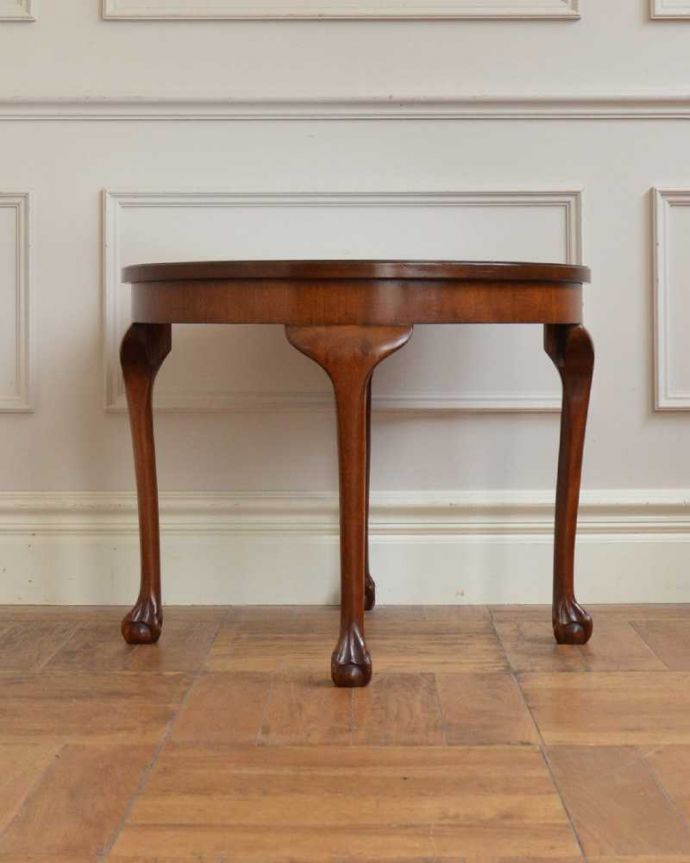 アンティークのテーブル アンティーク家具 イギリスから輸入したアンティーク家具、ガラストップで仕上げた美しい天板のコーヒーテーブル 。クルッと回転360度どこから見ても美しく仕上げてあるので、いろんな場所から見て楽しんで下さい。(k-2393-f)