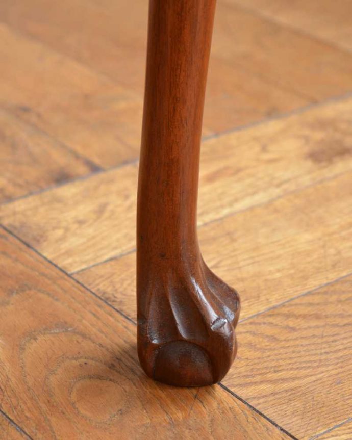 アンティークのテーブル アンティーク家具 イギリスから輸入したアンティーク家具、ガラストップで仕上げた美しい天板のコーヒーテーブル 。持ち上げなくても移動できます!Handleのアンティークは、脚の裏にフェルトキーパーをお付けしていますので、床を滑らせてれば移動が簡単です。(k-2393-f)