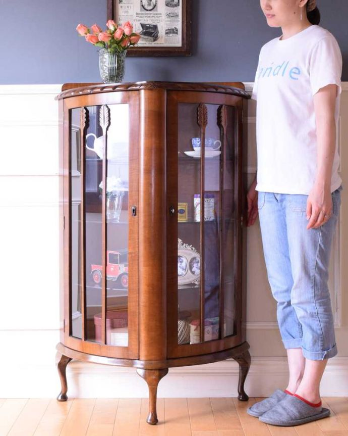 アンティークのキャビネット　アンティーク家具　シャープな輪郭の英国のアンティークガラスキャビネット（ショーケース）。どこからでも中が見える半月型のキャビネット半月型をしたハーフムーンのキャビネットは、グルっと180度、どの場所からも中が美しく見える人気のキャビネットです。(k-2394-f)