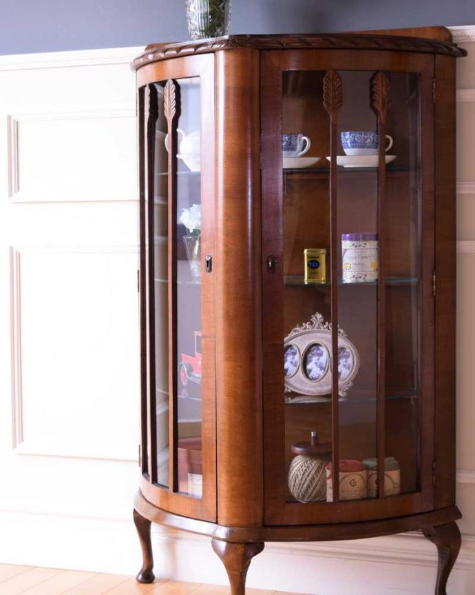 アンティークのキャビネット　アンティーク家具　シャープな輪郭の英国のアンティークガラスキャビネット（ショーケース）。ガラス越しに見るお気に入りの美しさ…アンティークのガラス扉を通して見ると、中に入れたものがキラッキラに輝いて見えるんです。(k-2394-f)
